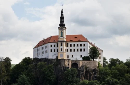 Zámek Děčín s hodinovou věží na skalním ostrohu nad Labem