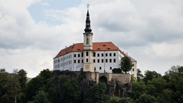 Zámek Děčín s hodinovou věží na skalním ostrohu nad Labem