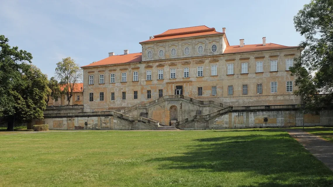 Barokní zámek Duchcov s dvouramenným schodištěm při pohledu ze zámeckého parku