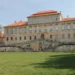 Barokní zámek Duchcov s dvouramenným schodištěm při pohledu ze zámeckého parku