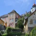 Zámek Jánský Vrch s hodinovou věží na skalnatém kopci nad Javorníkem
