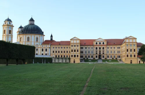 Barokní zámek Jaroměřice nad Rokytnou s kopulí kostela sv. Markéty, pohled ze zámeckého parku