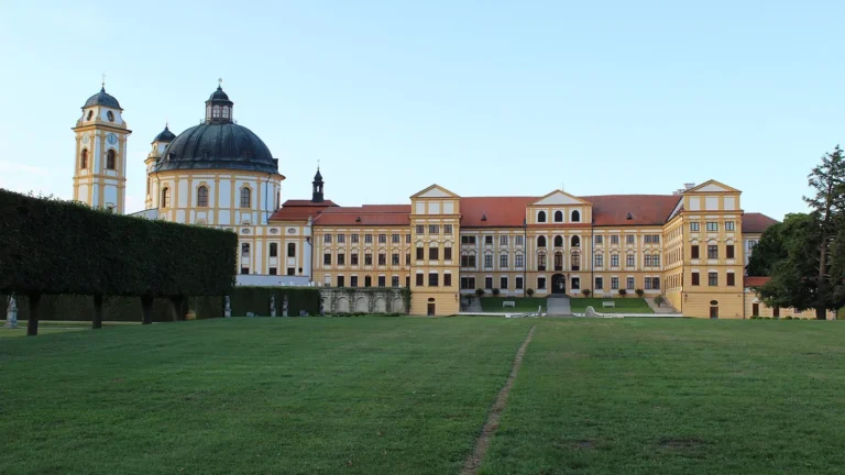 Barokní zámek Jaroměřice nad Rokytnou s kopulí kostela sv. Markéty, pohled ze zámeckého parku