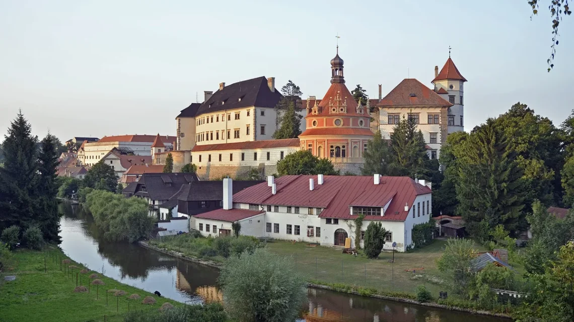Hrad a zámek Jindřichův Hradec s Adamovým stavením a hudebním pavilonem Rondel nad řekou Nežárkou