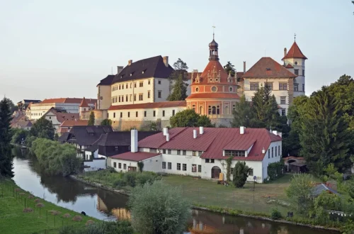 Hrad a zámek Jindřichův Hradec s Adamovým stavením a hudebním pavilonem Rondel nad řekou Nežárkou
