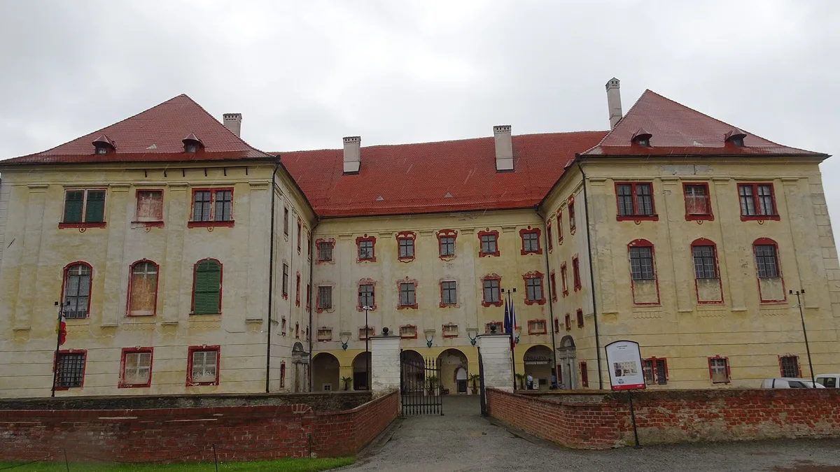 Hlavní průčelí státního zámku Kunštát s červenou střechou a vstupní branou na nádvoří