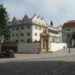 Renesanční zámek Litomyšl se sgrafitovou fasádou a arkádami za ohradní zdí s barokní sochou