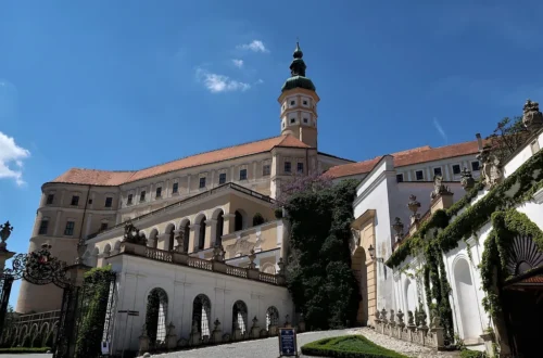 Zámek Mikulov s věží a čestným dvorem z přístupové cesty od náměstí