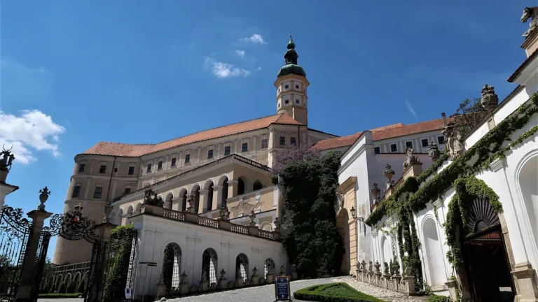 Zámek Mikulov s věží a čestným dvorem z přístupové cesty od náměstí