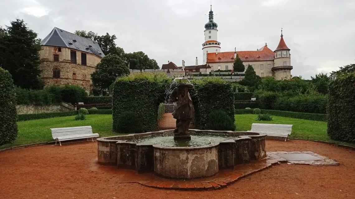 Zámek Nové Město nad Metují s věží Máselnicí a kašnou ve francouzské zámecké zahradě