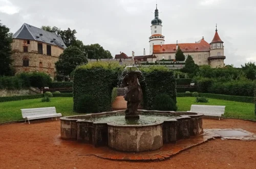 Zámek Nové Město nad Metují s věží Máselnicí a kašnou ve francouzské zámecké zahradě