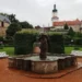 Zámek Nové Město nad Metují s věží Máselnicí a kašnou ve francouzské zámecké zahradě