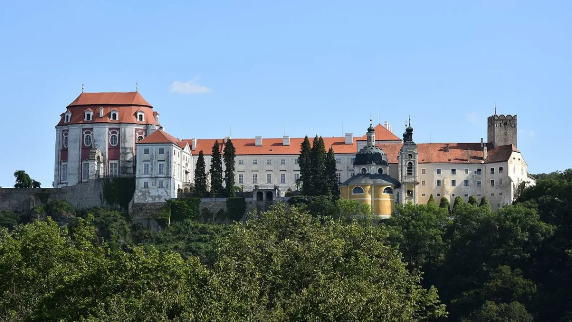 Barokní zámek Vranov nad Dyjí s oválným Sálem předků, kaplí a strážní věží na skále nad zalesněným údolím Dyje