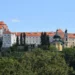 Barokní zámek Vranov nad Dyjí s oválným Sálem předků, kaplí a strážní věží na skále nad zalesněným údolím Dyje