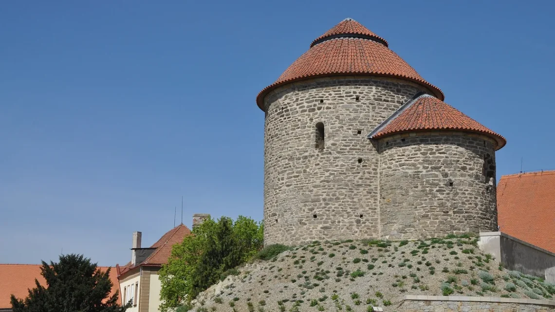 Románská rotunda sv. Kateřiny na skalním návrší v areálu Znojemského hradu ve Znojmě