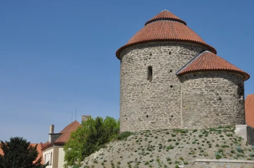 Románská rotunda sv. Kateřiny na skalním návrší v areálu Znojemského hradu ve Znojmě